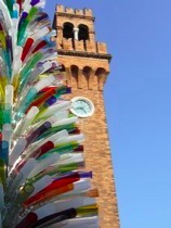 campanile antico e albero in vetro moderno simboli del cambiamento